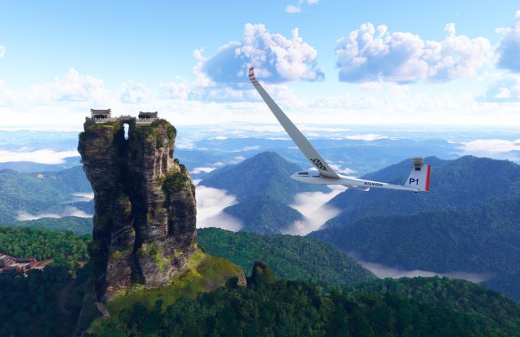 screenshot di flight simulator 2024 con aliante che vola nei cieli