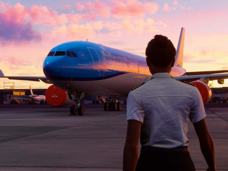screenshot di microsoft flight simulator 2024 con pilota di spalle e aereo in pista