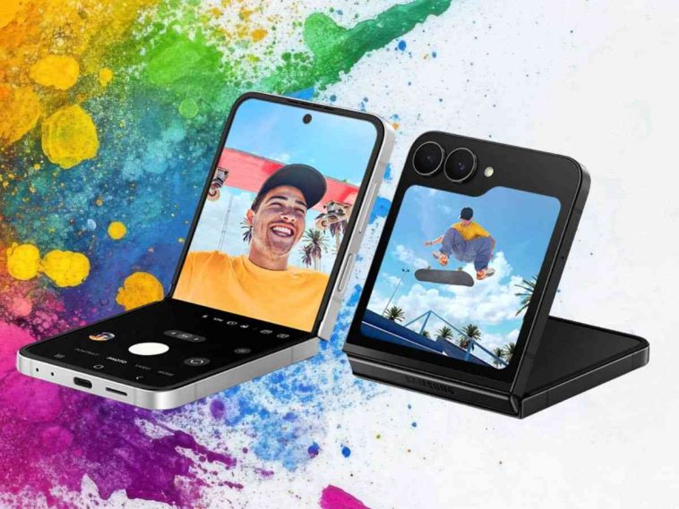 due smartphone pieghevoli con foto di ragazzo