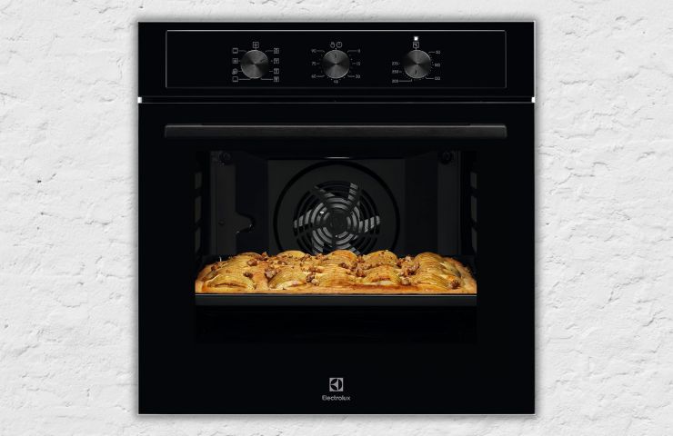 Forno Electrolux su sfondo bianco