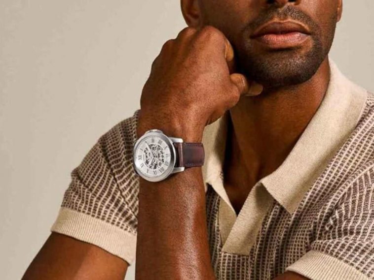 uomo con orologio al polso con polo