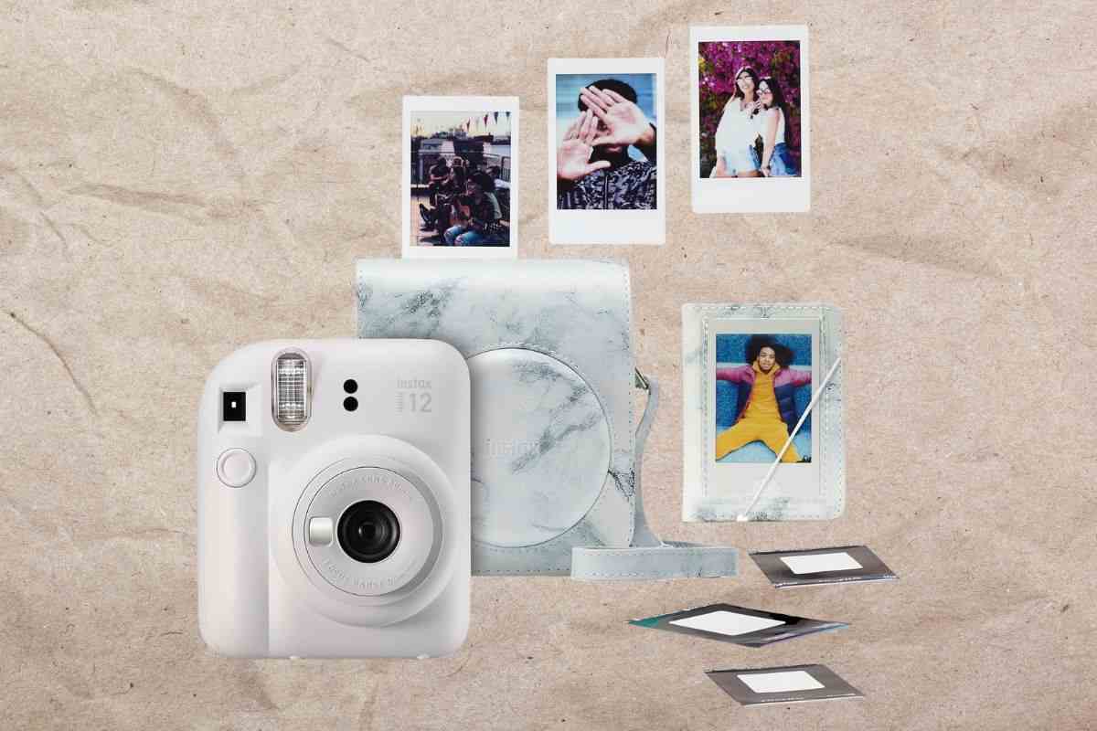 Fujifilm instax mini 12 Bundle Pack, Macchina Fotografica Istantanea, custodia, mini photo album, cartuccia pellicole instax mini da 10 Foto, bordo bianco