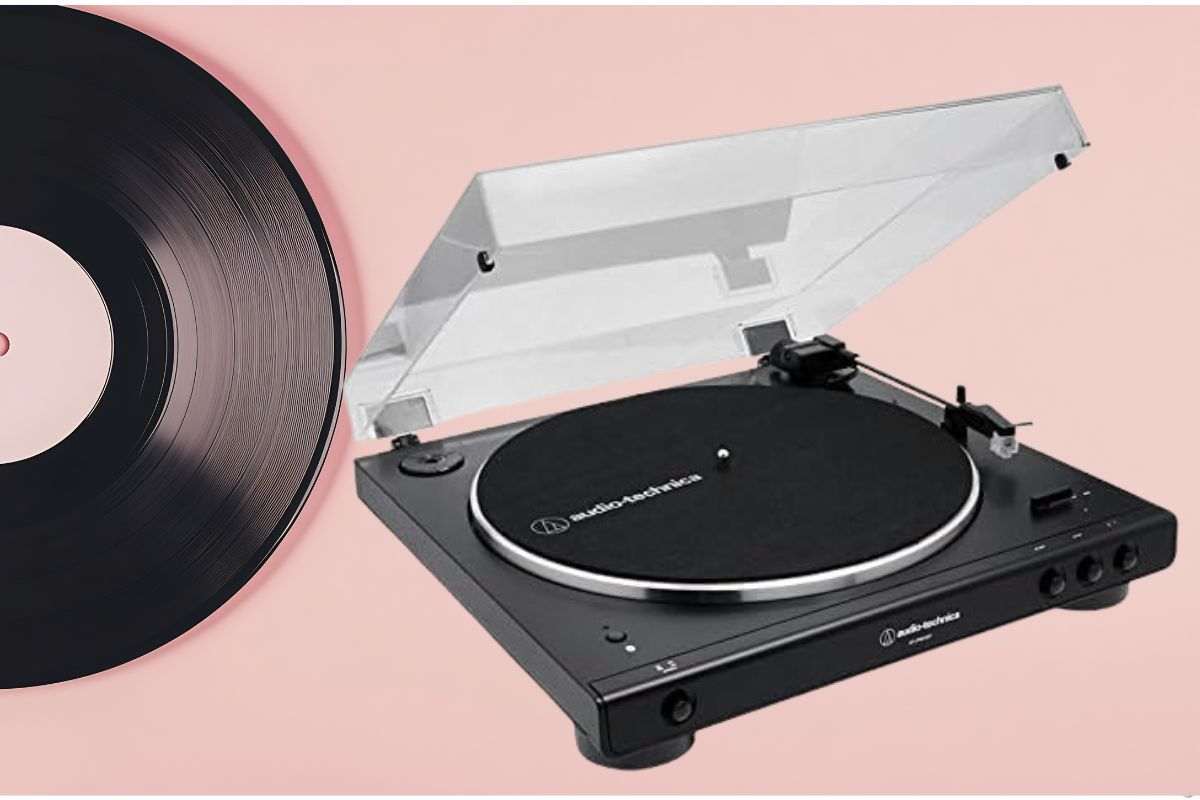 Audio-Technica AT-LP60XBT - Giradischi nero con coperchio aperto, vinile, sfondo rosa