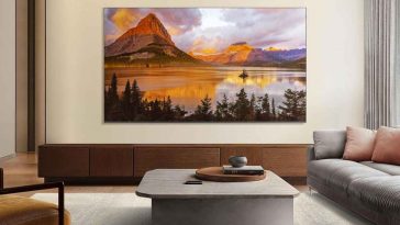 TCL TV 4K appesa alla parete di un salotto