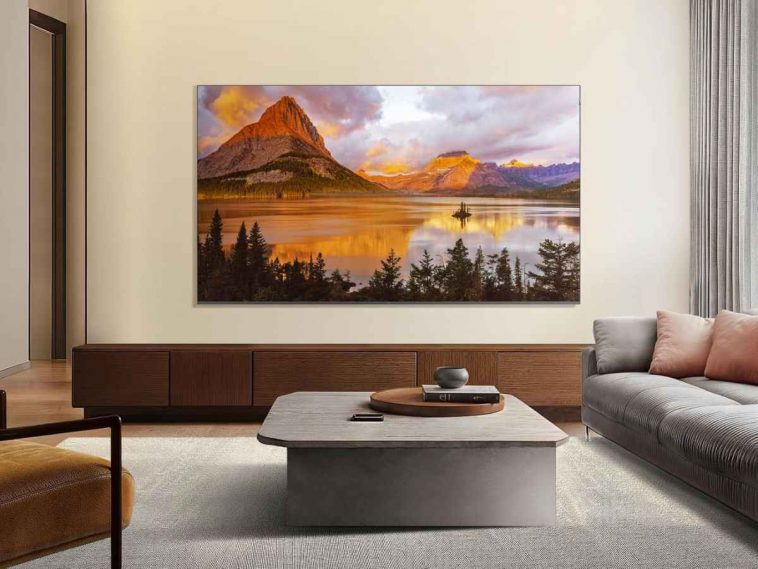 TCL TV 4K appesa alla parete di un salotto