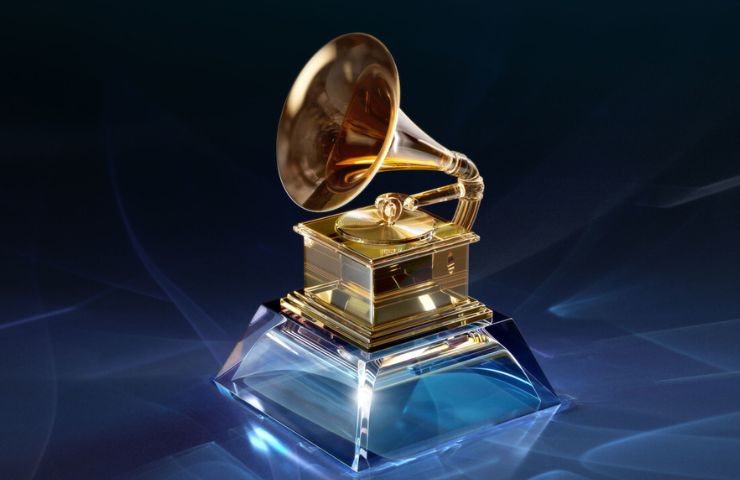 trofeo dei grammy awards su sfondo blu