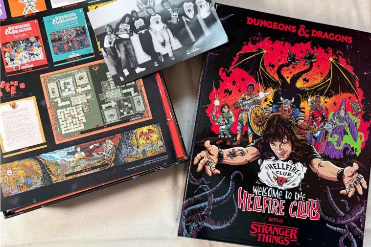 La scatola dello starter set con Eddie Munson che allarga le braccia accogliendo il titolo e sullo sfondo le illustrazioni dei personaggi in stile anni 80