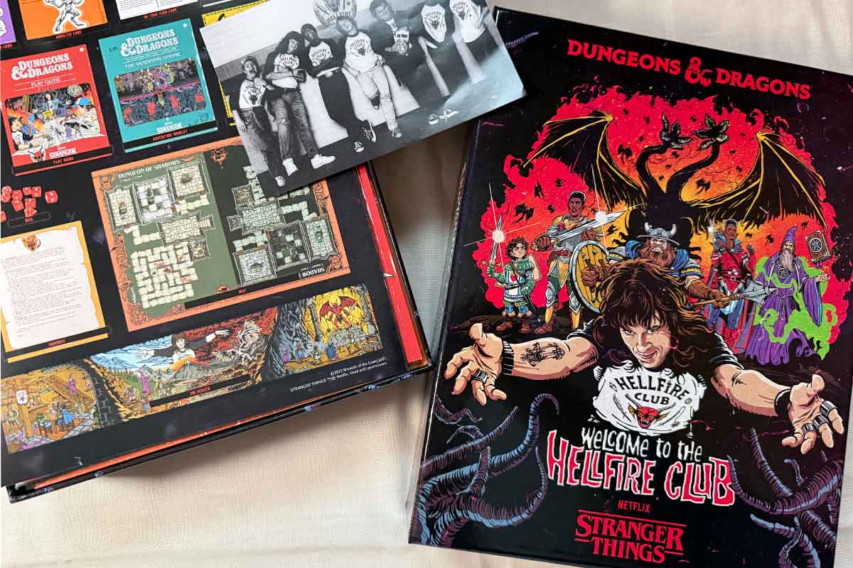 La scatola dello starter set con Eddie Munson che allarga le braccia accogliendo il titolo e sullo sfondo le illustrazioni dei personaggi in stile anni 80