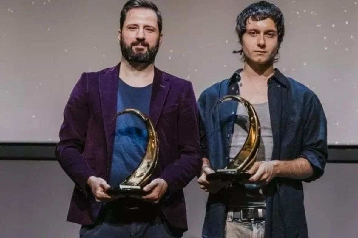 pietro ghiri riva e sviluppatore itliano con premio in mano a forma di mezza luna