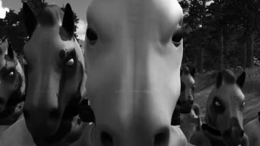 uomini con maschere di cavallo in bianco e nero