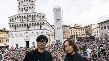 Hideo Kojima e Yoji Shinkawa salutano il pubblico sul balcone che affaccia a Piazza San Michele di Lucca