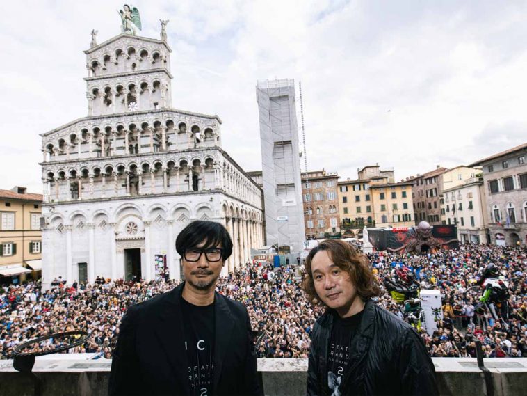 Hideo Kojima e Yoji Shinkawa salutano il pubblico sul balcone che affaccia a Piazza San Michele di Lucca