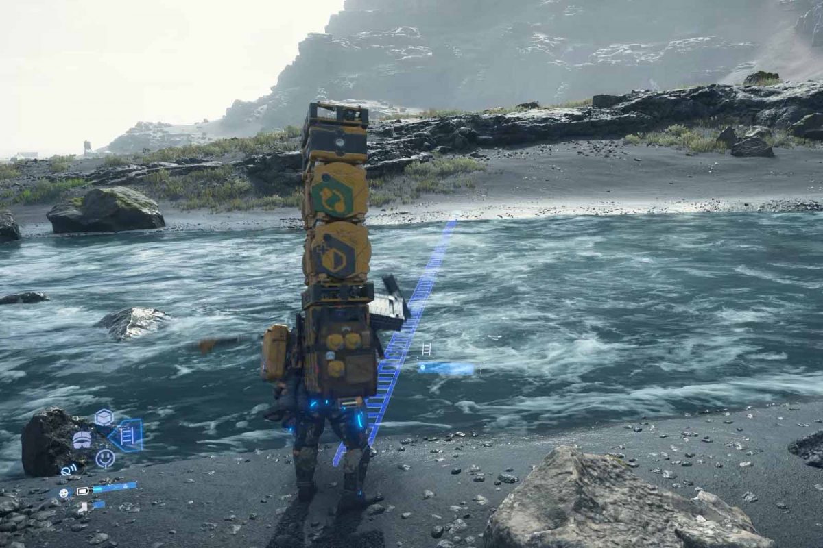 Sam in Death Stranding 2 pieno di pacchi che sta costruendo una scala che faccia da ponte su un fiume.