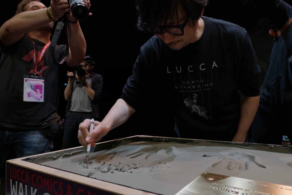 Hideo Kojima inserisce le sue mani e la sua firma in un calco di cemento per Lucca