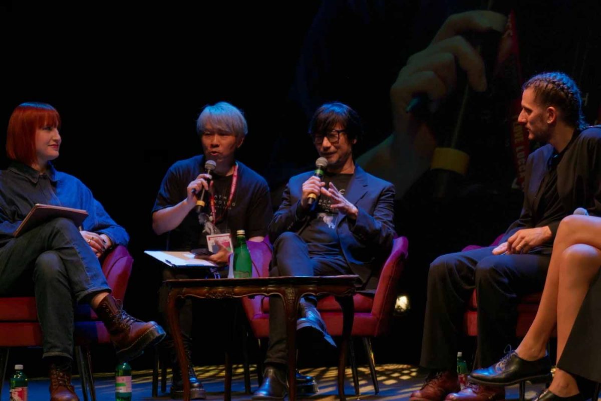 Hideo Kojima e Luca Marinelli durante il panel aperto al pubblico per Death Stranding 2