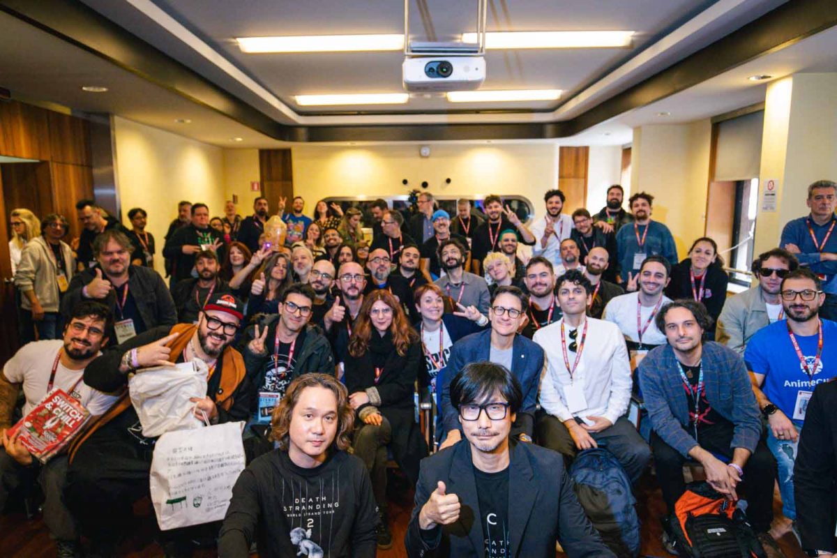 Foto di Hideo Kojima e Yoji Shinkawa con la stampa al Lucca Comics & Games