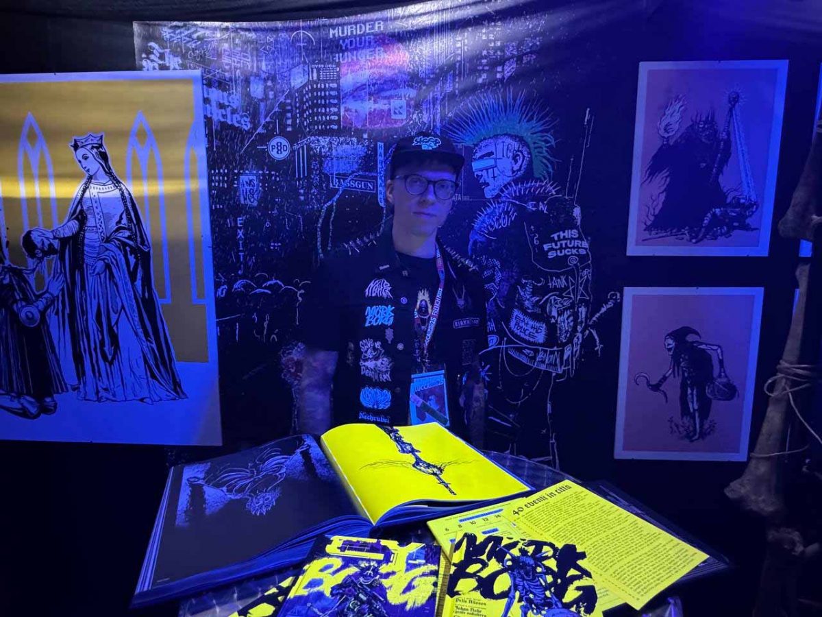 Johan Nohr nella sua mostra allo stand di Need Games, al Lucca Comics & Games 2025