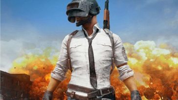 personaggio con casco con visiera, cravatta nera, camicia bianca, jeans, fucile in spalla, pistola in mano, esplosione alle spalle