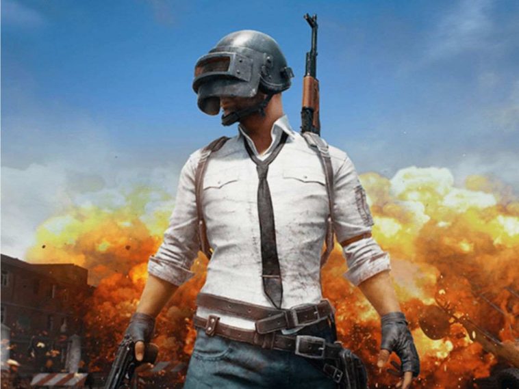 personaggio con casco con visiera, cravatta nera, camicia bianca, jeans, fucile in spalla, pistola in mano, esplosione alle spalle