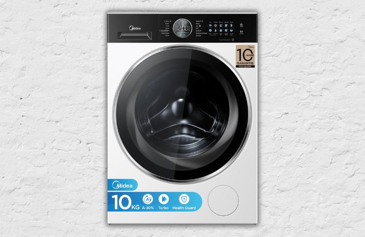 Lavatrice Midea su sfondo bianco