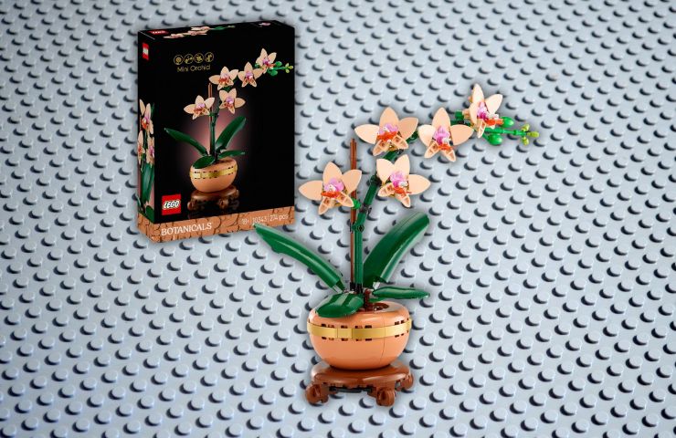 LEGO Botanicals mini orchidea su sfondo grigio