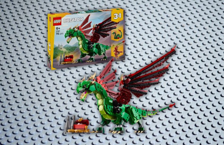 LEGO Creators Drago medievale su sfondo bianco grigio