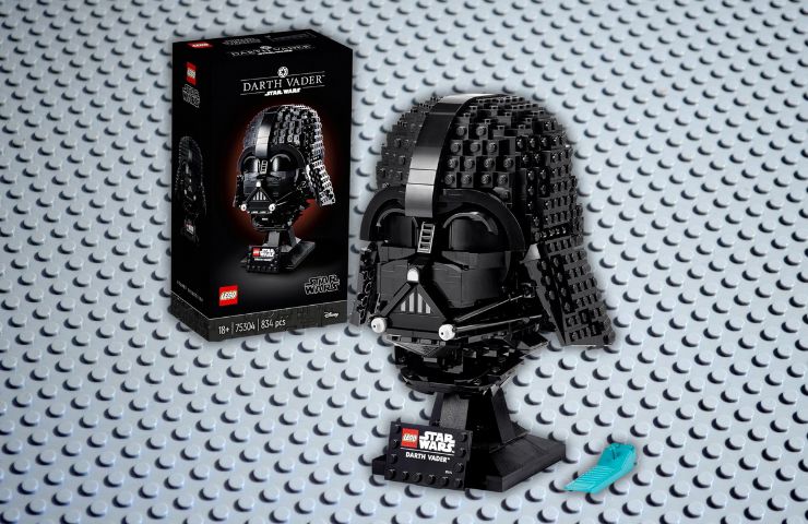 LEGO Star Wars Casco di Darth Vader su sfondo bianco