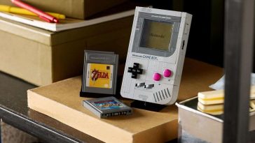 LEGO Game Boy appoggiato alla mensola con due cartucce LEGO