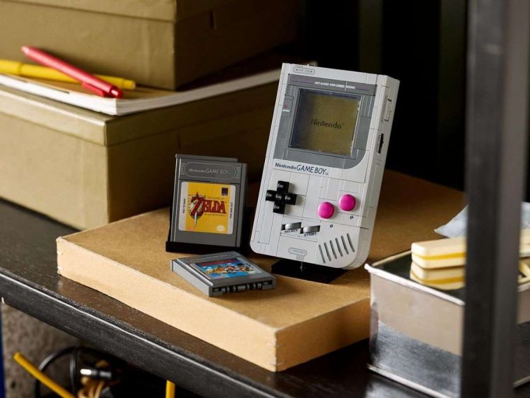 LEGO Game Boy appoggiato alla mensola con due cartucce LEGO