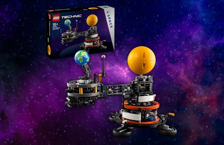 LEGO Pianeta Terra e Luna in Orbita su sfondo spaziale