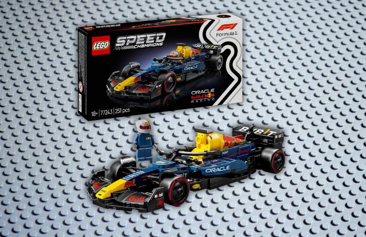 LEGO Speed Redbull auto da corsa su sfondo bianco grigio