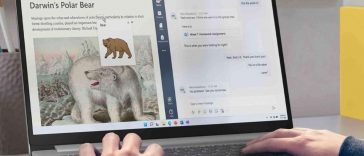 persona che sta usando il Lenovo Idea Pad Slim 3 notebook