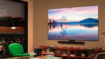 LG OLED AI B5 TV 55 pollici, Smart TV 4K appesa a muro di salotto con soundbar sotto