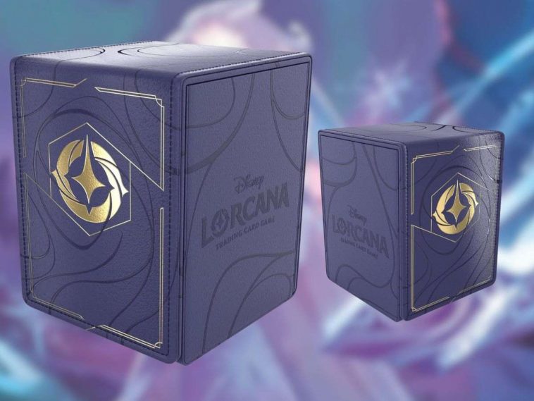 portacarte lorcana color lilla con disegni dorati, profilo destro, profilo sinistro