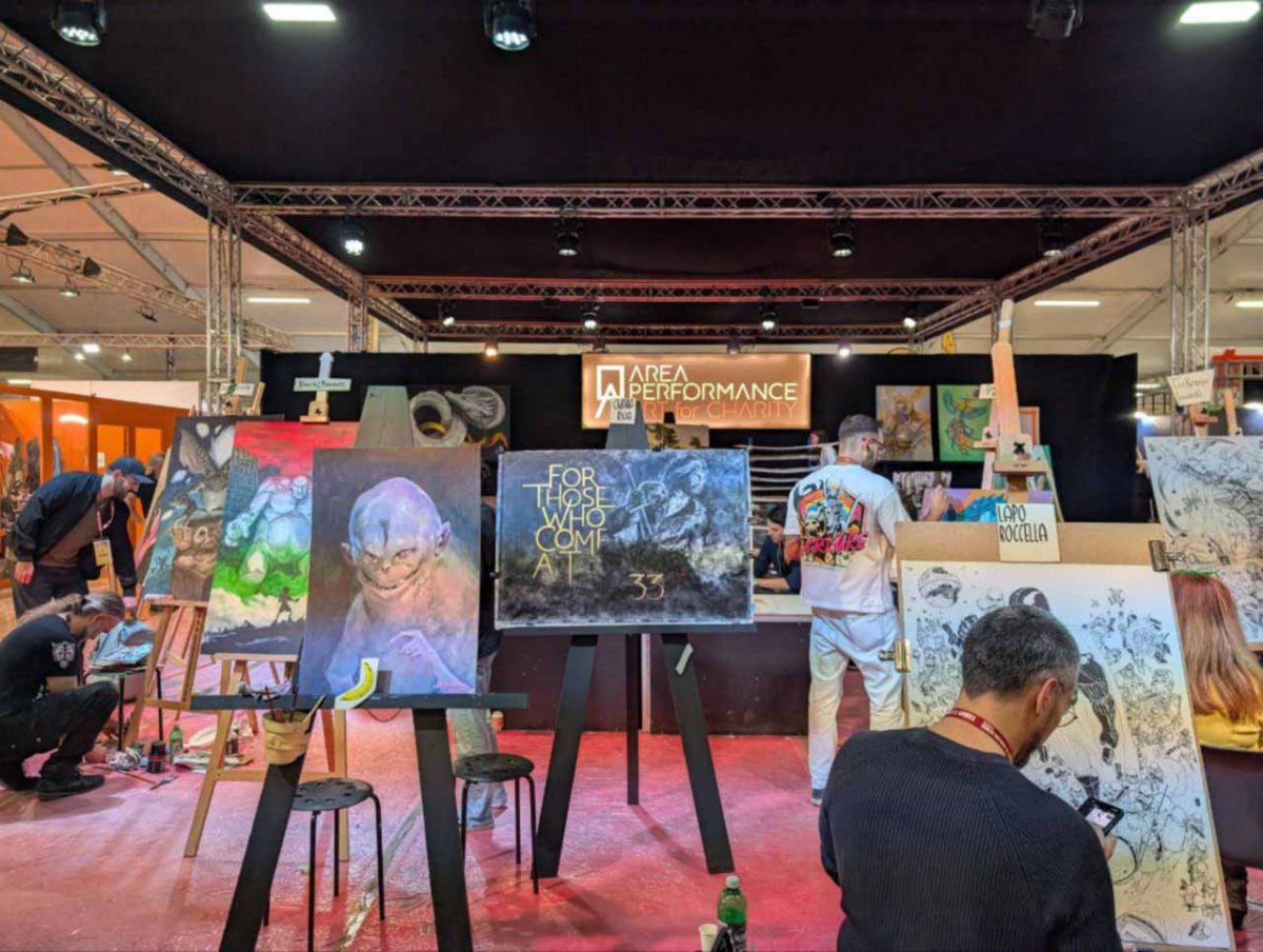 Area performance con tanti dipinti di Lucca 2025