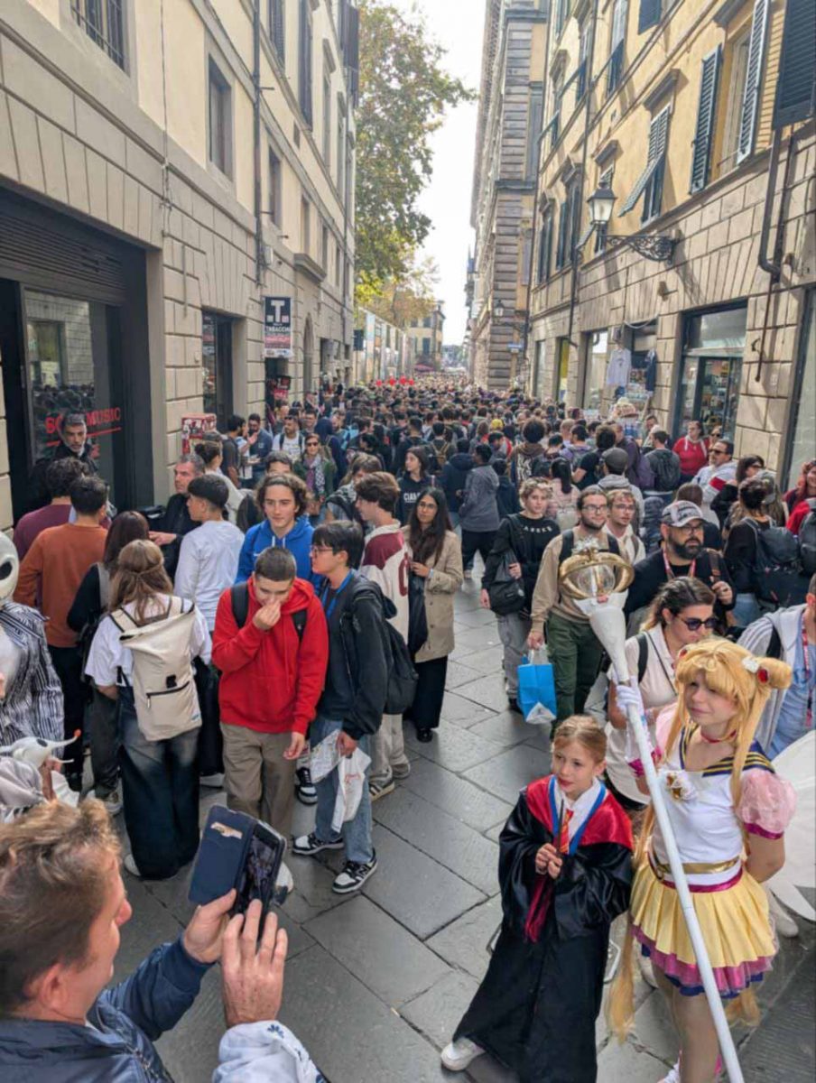 Tante persone in fila strette in una via a Lucca 2025