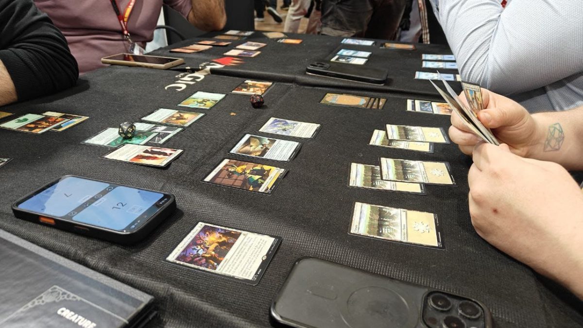 Tavolo in cui si svolgono in contemporanea due partite a Magic the Gathering