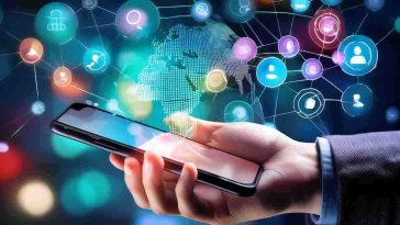 mano di uomo con smartphone e icone