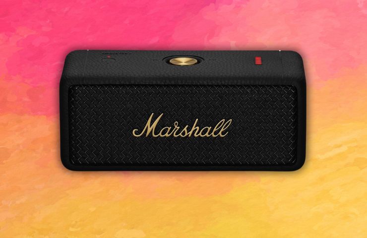 cassa bluetooth marshall su sfondo arancio e rosso