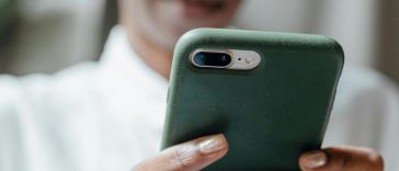 Donna che scrive un messaggio sul telefono