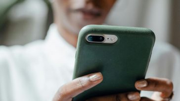 Donna che scrive un messaggio sul telefono