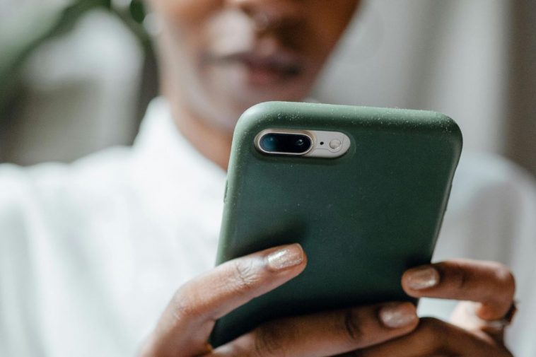 Donna che scrive un messaggio sul telefono