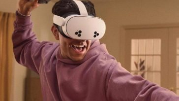 ragazzo con felpa viola con visore