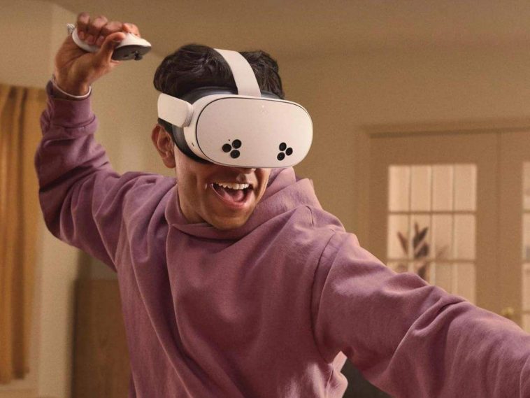 ragazzo con felpa viola con visore