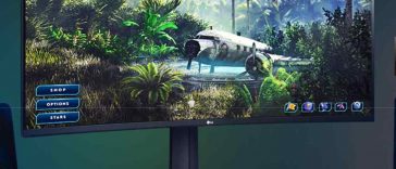 monitor da gaming Ultragear curvo 34" su postazione con casse