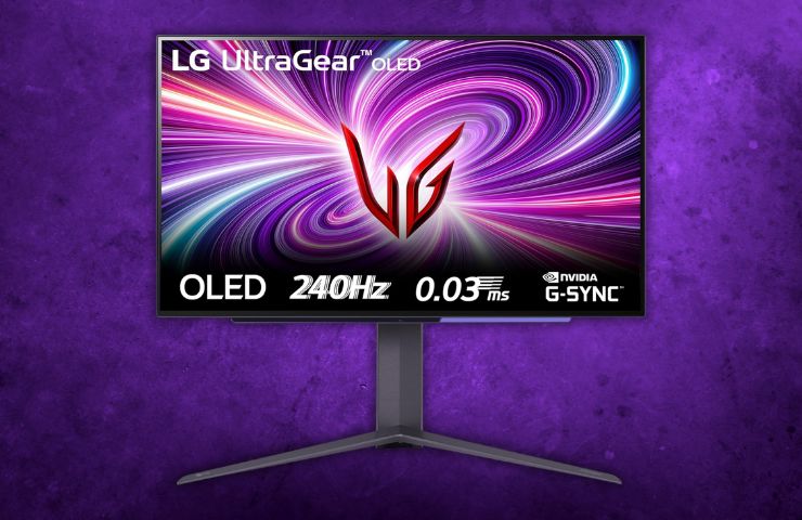 monitor LG Ultragear OLED su sfondo viola