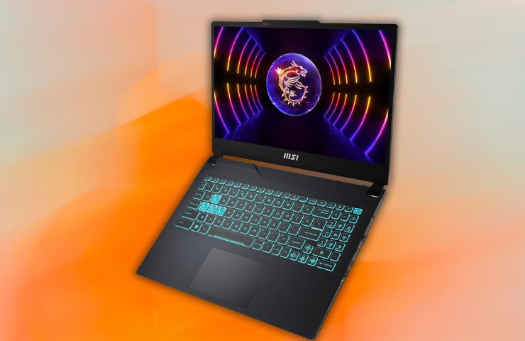 MSI Cyborg 15 su sfondo arancione