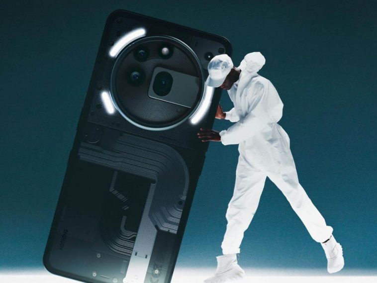 persona vestita di bianco che regge un Nothing Phone gigante su sfondo blu scuro