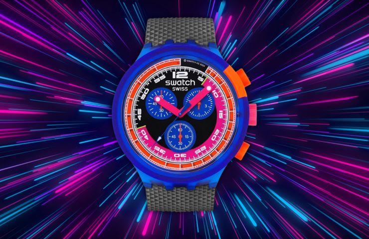 orologio blu blu nero swatch su sfondo neon