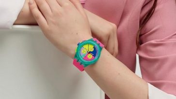 persona che indossa un neon swatch sul polso